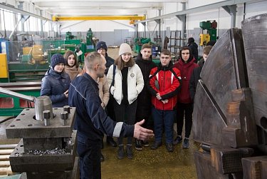 За рулем экскаватора и самосвала